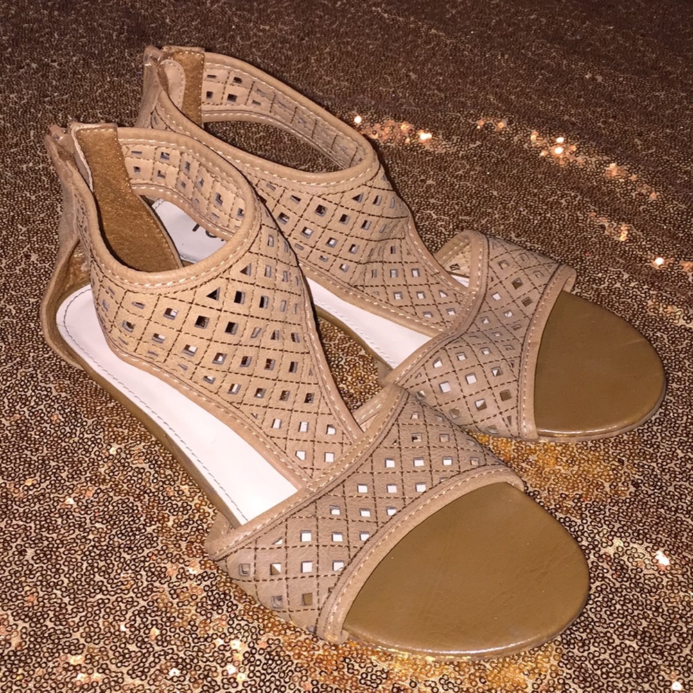 Women’s sandals.